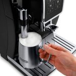Cappuccino i en kaffemaskine med en manuel cappuccino-maker